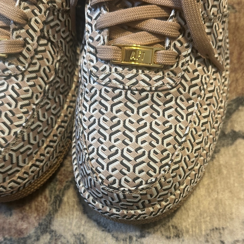 Nike Tan and Cream Patterned Sneakers (NO BOX) - Picture 4 of 7